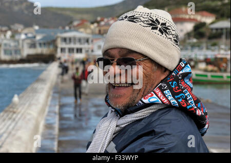 Mann aus Kalk Bay Hafenmauer Angeln Stockfoto