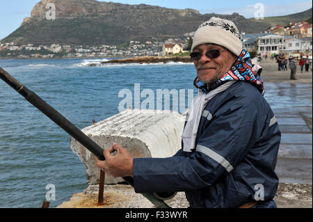 Mann aus Kalk Bay Hafenmauer Angeln Stockfoto