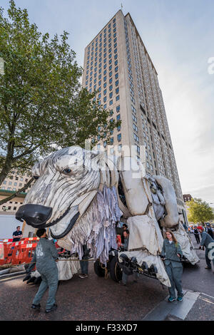 London, UK. 29. September 2015. Emma Thompson und Greenpeace UK Executive Director John Sauven, liefern eine Feier Rede in Massen vor Shell Büros – in Reaktion auf die gestrige Ankündigung, der Anglo-holländischen Öl Major, Shell, die es aus arktischen Ölbohrungen zu ziehen war. Nach dem Gespräch, half Emma Freiwilligen Puppenspieler bewegen Sie Aurora der Doppeldecker-Bus Eisbär direkt vor der Haustür Shell Größe. Bildnachweis: Guy Bell/Alamy Live-Nachrichten Stockfoto