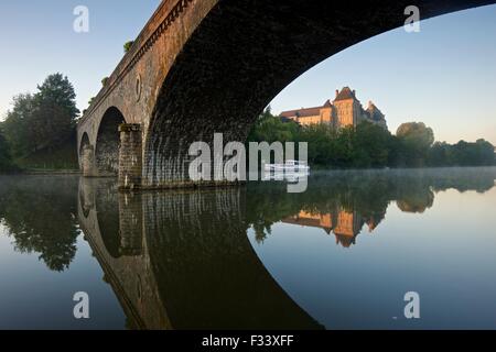 Solesmes Abtei spiegelt sich in den Fluss Sarthe fotografiert auf einer noch klaren Sommermorgen Stockfoto