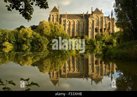 Solesmes Abtei spiegelt sich in den Fluss Sarthe fotografiert an einem späten Sommerabend Stockfoto