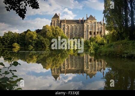 Solesmes Abtei spiegelt sich in den Fluss Sarthe fotografiert an einem späten Sommerabend Stockfoto