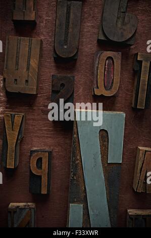 Vintage Buchstaben auf hölzernen Hintergrund Stockfoto