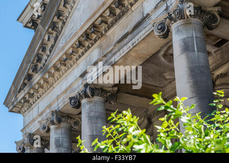 Ionischen Säulen und Zahnschnitt Formen Detail auf ein verlassenes Kraftwerk in Niagara Falls Ontario Kanada. Stockfoto