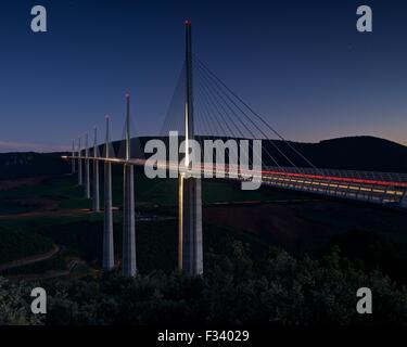 Das Viadukt von Millau in der Abenddämmerung Stockfoto