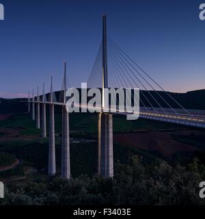 Das Viadukt von Millau in der Abenddämmerung Stockfoto