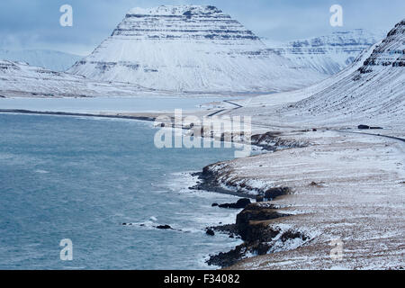 verschneiten Kirkjufell & Larvadalll, Snaefellsness Halbinsel, Island Stockfoto