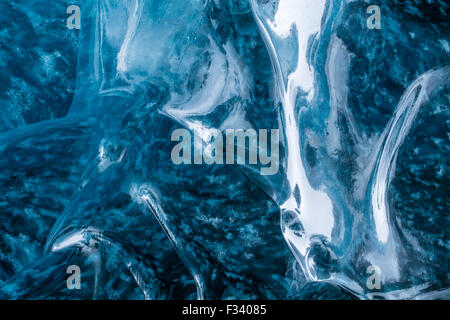 Details des Eises in einer Eishöhle unterhalb des Breidamerkurjokull-Gletschers, Ost-Island Stockfoto