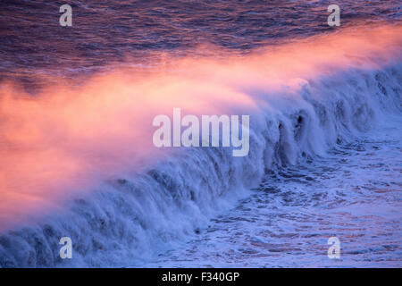 Wellen brechen sich am Strand, Blick nach Westen von Dyrhólaey in der Abenddämmerung, Island Stockfoto