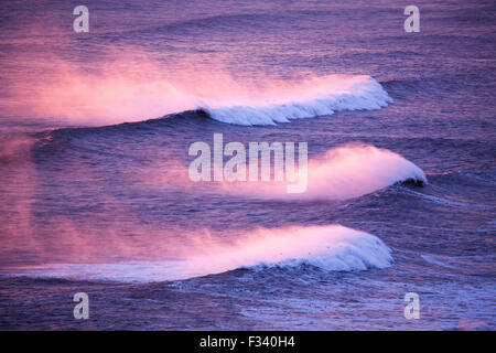 Wellen brechen sich am Strand, Blick nach Westen von Dyrhólaey in der Abenddämmerung, Island Stockfoto