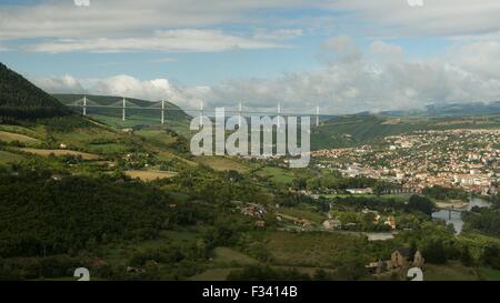 Einen Panoramablick über Millau und dem Viadukt über das Tal Stockfoto