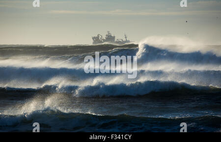 Wellen brechen um ein Trawler vor der Reykjanes-Halbinsel, Island Stockfoto