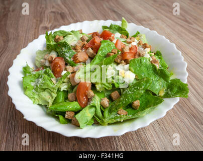 Caesar-Hähnchen-Salat Stockfoto