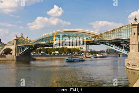 Moskau - 14. August 2010: Brücke von Bogdan Khmelnitsky (Kiewer Brücke) auf der Moskwa, Baujahr 2001. Stockfoto