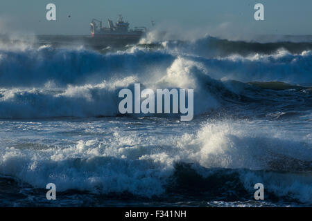 Wellen brechen um ein Trawler vor der Reykjanes-Halbinsel, Island Stockfoto