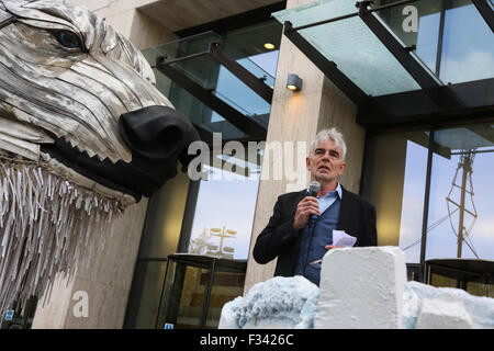 London, UK. 29. September 2015. Greenpeace-Geschäftsführer John Sauven. Greenpeace und der Riese polar bear Aurora außerhalb Shell London HQ. Bildnachweis: Kristian Buus/Alamy Live-Nachrichten Stockfoto