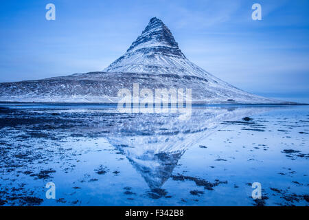 Kirkjufell im Morgengrauen, Snaefellsness Halbinsel, Island Stockfoto