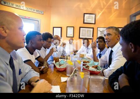 US-Präsident Barack Obama spricht mit jungen Männern während einer Mittagspause mit ihnen in Willie Mae Scotch House 27. August 2015 in New Orleans, Louisiana. Der Präsident ist New Orleans anlässlich des zehnten Jahrestags des Hurrikan Katrina besuchen. Stockfoto