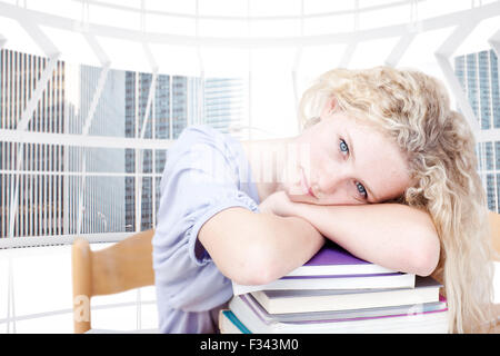 Zusammengesetztes Bild der müde Jugendlichen schlafen in einer Bibliothek Stockfoto