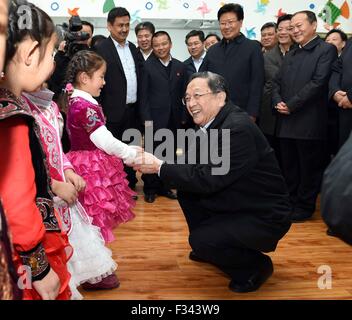 (150929)--ALTAY, 29. September 2015 (Xinhua)--Yu Zhengsheng (R, vorne), Vorsitzender des Nationalkomitees der politischen Konsultativkonferenz des chinesischen Volkes, Gespräche mit Kindern in einem Kindergarten in einem Siedlung Dorf für Hirten in Burqin Grafschaft, Nordwesten Chinas Xinjiang Uygur Autonome Region, 29. September 2015. Yu hat verschiedenen ethnische Gruppen in Altay im nördlichen Xinjiang am Dienstag besucht.  (Xinhua/Rao Aimin) (mp) Stockfoto