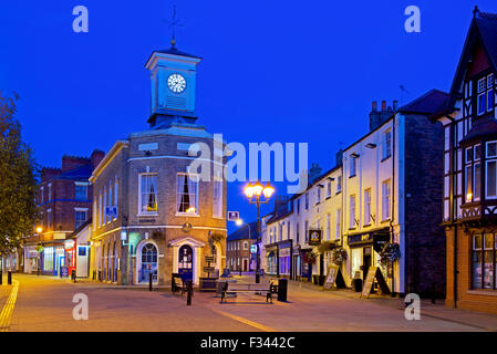 Marktplatz bei Nacht, in Brigg, North Lincolnshire, England UK Stockfoto