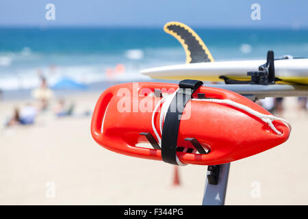 Rettungsschwimmer rote Boje am Strand, geringe Schärfentiefe, Platz für Text, Kalifornien, USA. Stockfoto