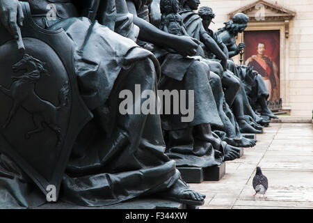 Statuen und Taube außerhalb des Musée d ' Orsay, Paris, Frankreich Stockfoto