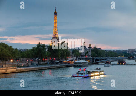 der Eiffelturm & Fluss Seine, Paris, Frankreich Stockfoto