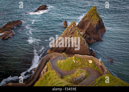 Windige Straße nach Dunquin Harbor, Dunquin, County Kerry, Irland Stockfoto