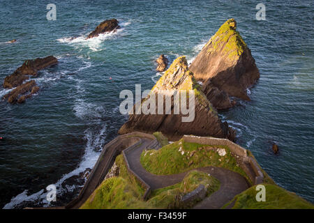 Windige Straße nach Dunquin Harbor, Dunquin, County Kerry, Irland Stockfoto