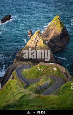 Windige Straße nach Dunquin Harbor, Dunquin, County Kerry, Irland Stockfoto