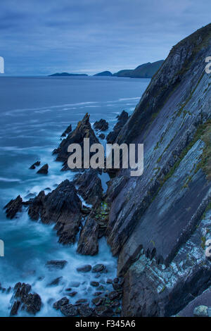 Über Slea Head mit Blasket Islands Dämmerung jenseits, Dingle Halbinsel im County Kerry, Republik von Irland Stockfoto