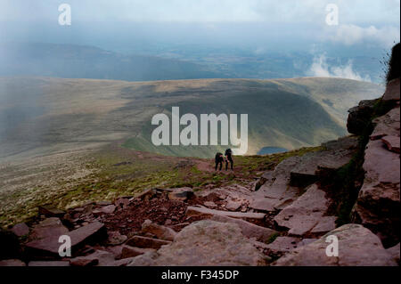 Brecon Beacons, UK. 29. September 2015. Wanderer genießen die Herbstsonne am frühen Morgen wie sie kletterte deutlich Panoramablick genießen. Pen Y Fan ist der höchste Berg in South Wales und in der Tat den südlichen Teil des Vereinigten Königreichs. Bildnachweis: roger tiley/Alamy Live-Nachrichten Stockfoto