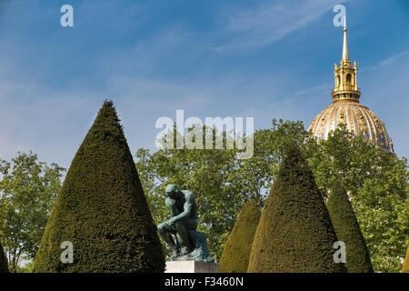 Rodins "Denker" in den Gärten des Musée Rodin, Paris, Frankreich Stockfoto