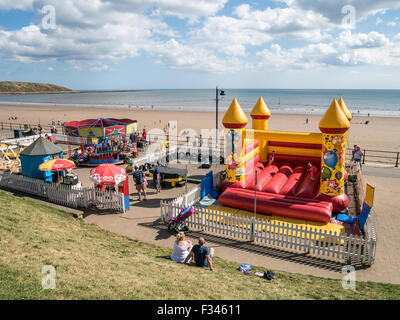 Kinder am Strand Spielplatz und Brigg bei Filey Yorkshire UK Stockfoto