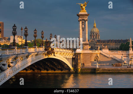 Pont Alexandre III, mit Blick auf Les Invalides über den Fluss Seine, Paris, Frankreich Stockfoto