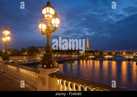 Pont Alexandre III, Blick auf den Eiffelturm über den Fluss Seine in der Abenddämmerung, Paris, Frankreich Stockfoto