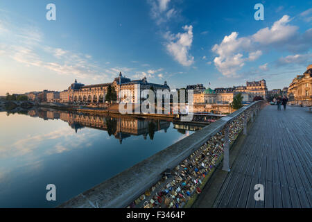 das Musée d ' Orsay und Ufer von Pont Solférino im Morgengrauen, Paris, Frankreich Stockfoto