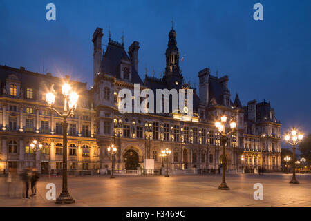 Hotel de Ville in der Nacht, Paris, Frankreich Stockfoto