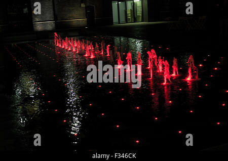 Bunte Brunnen hinter Bahnhof Kings Cross auf Granary Sqare Stockfoto