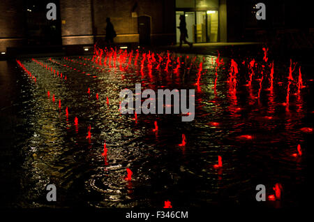 Bunte Brunnen hinter Bahnhof Kings Cross auf Granary Sqare Stockfoto