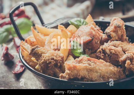 Backhendl mit Pommes frites Stockfoto