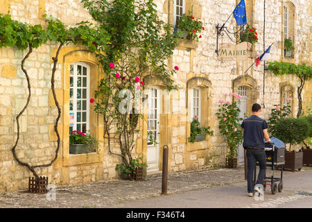 die Mairie in Monpazier mit Postboten, Pays de Bergerac, Périgord, Dordogne, Aquitaine, Frankreich Stockfoto