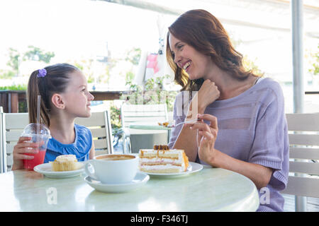 Mutter und Tochter genießen Sie Kuchen im Café-Terrasse Stockfoto