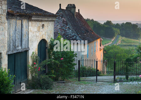 eine Gasse in Molières, Pays de Bergerac, Périgord, Dordogne, Aquitaine, Frankreich Stockfoto