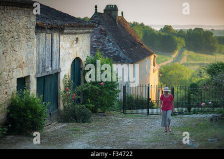 Wendy, die zu Fuß in einer Gasse in Molières, Pays de Bergerac, Périgord, Dordogne, Aquitaine, Frankreich Stockfoto