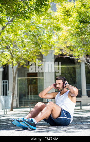 Schöne Sportler tun Sit Ups Stockfoto