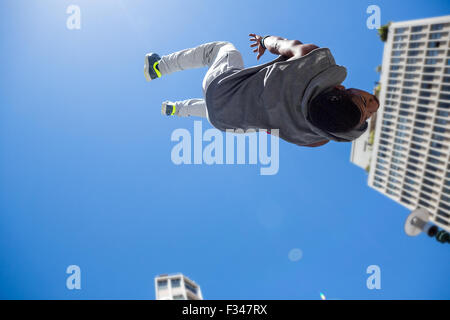 Sportlicher Mann tun Back Flip in der Stadt Stockfoto