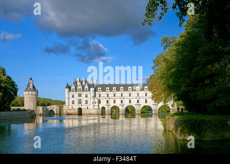 Château de Chenonceau und den Fluss Cher, mit paar zu Fuß auf den Fußweg. Chenonceaux, Indre-et-Loire, Frankreich. Stockfoto