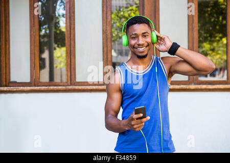 Eine schöne Sportler, Musik hören Stockfoto